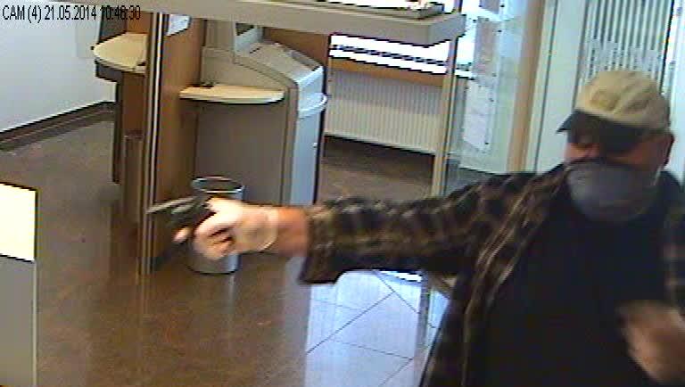 40 - 50 Jahre, ca. 185 cm, dunkle kurze Haare, am Hinterkopf gelichtet: Wer kennt den Bankräuber von Hohenlinden? 40 - 50 Jahre, ca. 185 cm, dunkle kurze Haare, am Hinterkopf gelichtet: Wer kennt den Bankräuber von Hohenlinden?