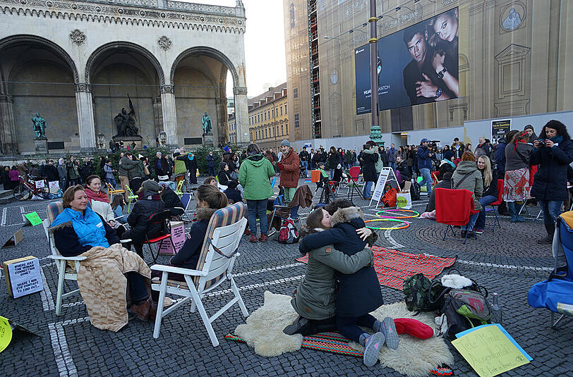 Augenkontakt und Umarmungen auf dem Odeonsplatz: Die Bilder von der Aktion am Sonntag.