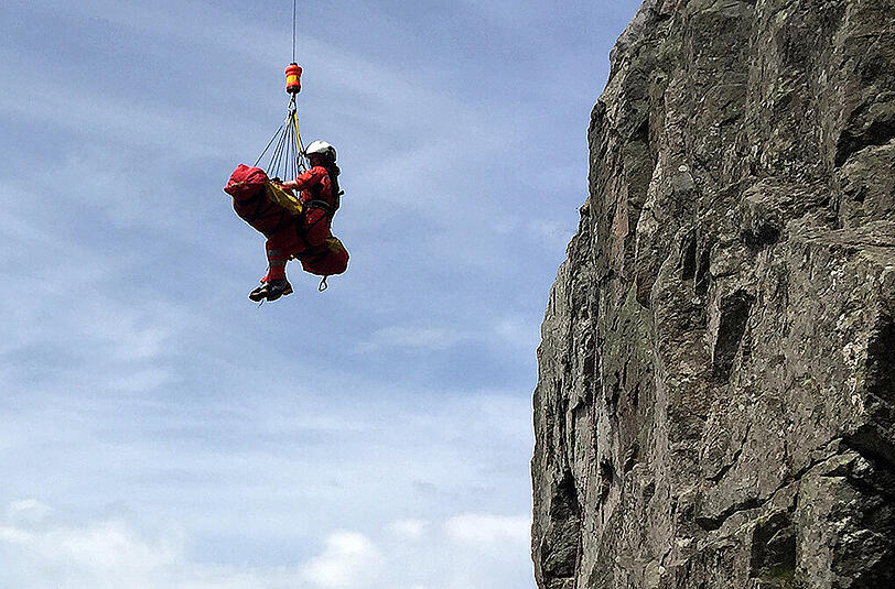 Die Bergretter mussten das schwer zugängliche Gelände mit einem Hubschrauber anfliegen - dabei entdeckten sie eine weitere Leiche. (Symbolbild)