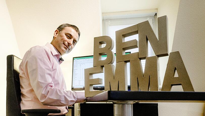 Der Namensforscher Knud Bielefeld sitzt an seinem Schreibtisch neben Pappbuchstaben, die die Namen Ben und Emma bilden. Der Namensforscher Knud Bielefeld sitzt an seinem Schreibtisch neben Pappbuchstaben, die die Namen Ben und Emma bilden.