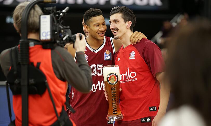 Die Basketballer des FC Bayern feiern ihren ersten Pokalsieg seit einem halben Jahrhundert! Die besten Bilder der feucht-fröhlichen Party...