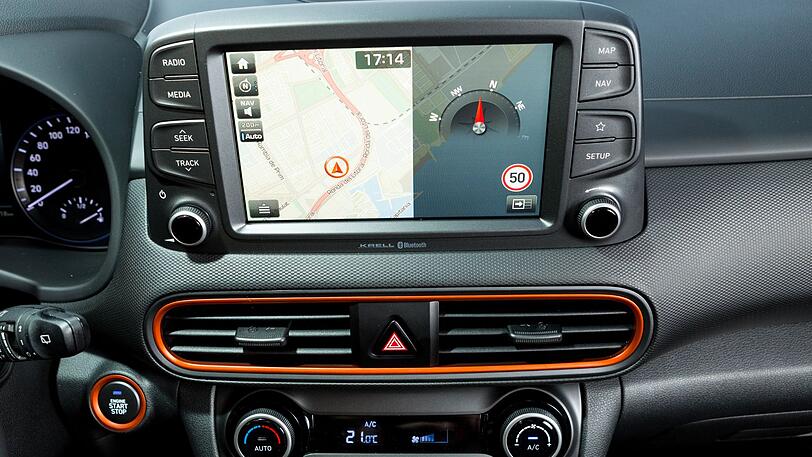 Der Hyundai Kona ist voll vernetzt und bietet von diversen Assistenzsystemen bis zum Head-up-Display und zur feinen Krell-Soundanlage alles, was das tendenziell eher jüngere Publikum schätzt.