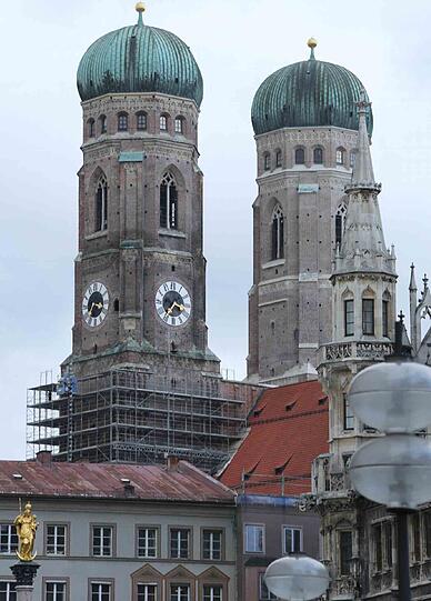 Nachdem der Nordturm fertig ist, wird jetzt auch am Südturm ein Gerüst hochgezogen.