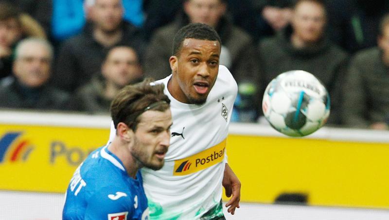Gladbachs Alassane Plea (r) und Havard Nordtveit von der TSG 1899 Hoffenheim kämpfen um den Ball. Gladbachs Alassane Plea (r) und Havard Nordtveit von der TSG 1899 Hoffenheim kämpfen um den Ball.