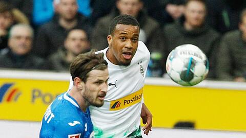 Gladbachs Alassane Plea (r) und Havard Nordtveit von der TSG 1899 Hoffenheim kämpfen um den Ball.
