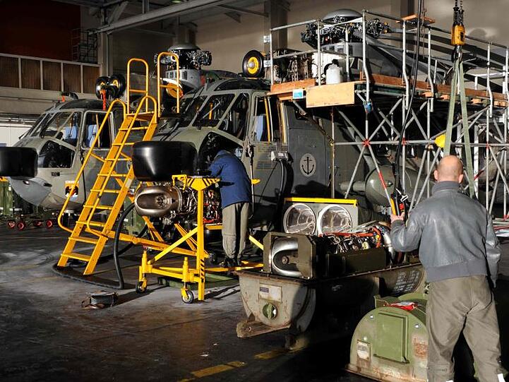 Mechaniker arbeiten auf dem Fliegerhorst in Kiel-Holtenau an defekten Marine-Hubschraubern vom Typ Sea King.
