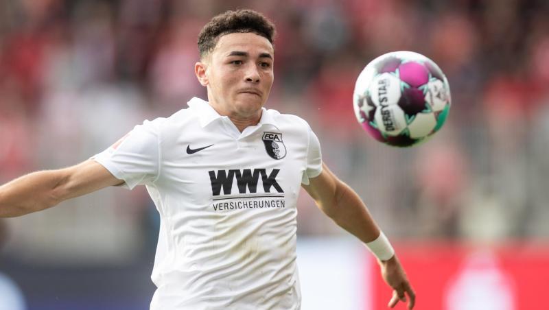 Ruben Vargas von FC Augsburg spielt den Ball. Ruben Vargas von FC Augsburg spielt den Ball.