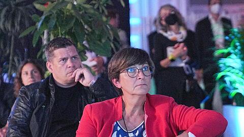 Auch die SPD-Co-Vorsitzende Saskia Esken verfolgt die Diskussion.