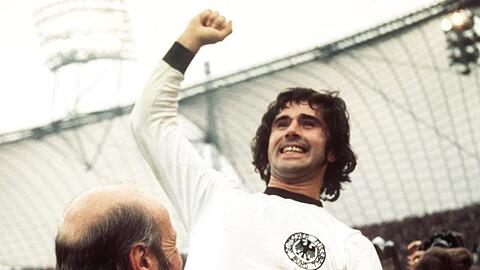 Gerd Müller jubelt in München mit Bundestrainer Helmut Schön (l) über den Sieg im WM-Finale 1974.