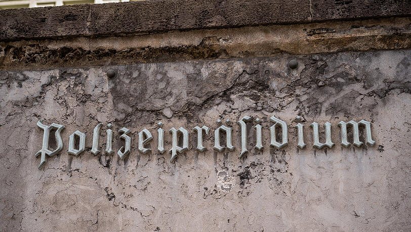 Die Polizeibeamten finden in der Wohnung des 34-Jährigen erhebliche Mengen Marihuana, Kokain, Heroin und Crystal Meth. (Archivbild)