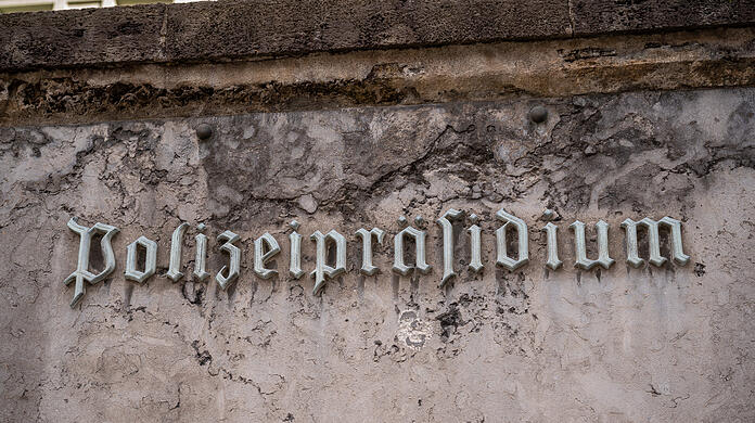 Die Polizeibeamten finden in der Wohnung des 34-Jährigen erhebliche Mengen Marihuana, Kokain, Heroin und Crystal Meth. (Archivbild)