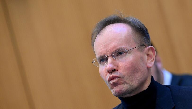 Der frühere Wirecard-Vorstandschef Markus Braun sitzt auf seinem Platz im Gerichtssaal.