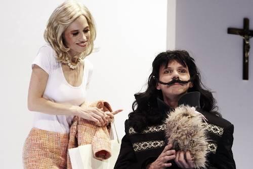 Der Herrenschneider Ludwig mit Begleiterinnen: Hubert Wild mit Friederike Harmsen und Hund Lazy in der &bdquo;Moshammeroper&ldquo;.