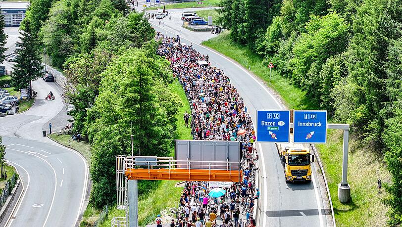 Tausende demonstrierten gegen die Umweltbelastungen durch den Transitverkehr Tausende demonstrierten gegen die Umweltbelastungen durch den Transitverkehr