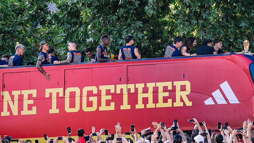 Rund zwei Millionen Menschen gingen nach offiziellen Angaben auf die Straßen, um Spaniens Weltmeister zu feiern. Rund zwei Millionen Menschen gingen nach offiziellen Angaben auf die Straßen, um Spaniens Weltmeister zu feiern.