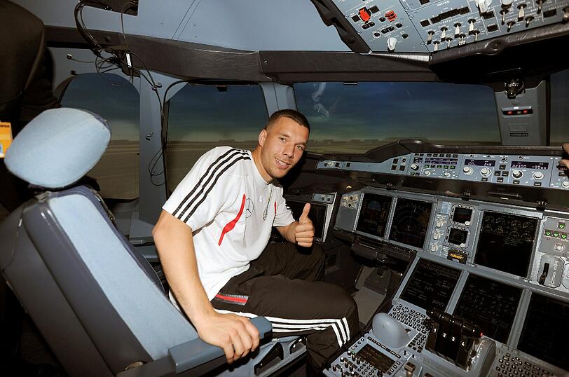 Die DFB-Elf hat sich bei Lufthansa das Cockpit des A-380 angesehen. Die Bilder.