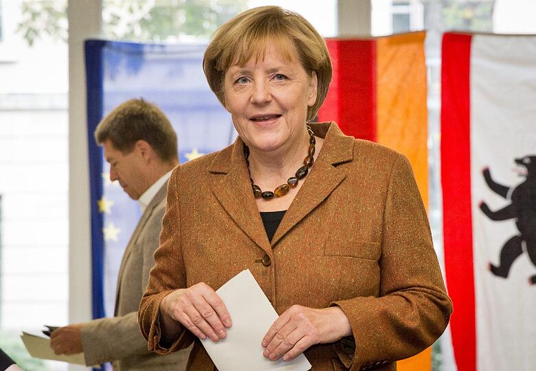 Bundeskanzlerin Angela Merkel (CDU) wirft am 22.09.2013 in Berlin ihren Stimmzettel zur Bundestagswahl 2013 in die Wahlurne.