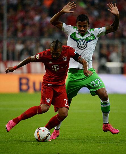 ARTURO VIDAL: NOTE 2.
Anfangs mit viel Eifer und Elan, auch mit Zug zum Tor. Sein Feuer erlosch. Und wurde wohl in der Pause geweckt. Herrlich per Hacke auf Müller abgelegt.