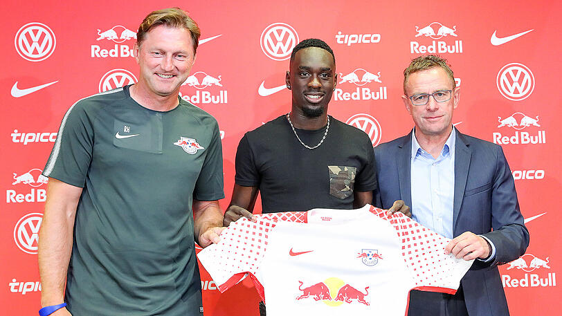 Pressekonferenz zum Trainingsauftakt von RB Leipzig: Cheftrainer Ralph Hasenhüttl (links) und Sportdirektor Ralf Rangnick präsentieren Neuzugang Jean-Kévin Augustin.