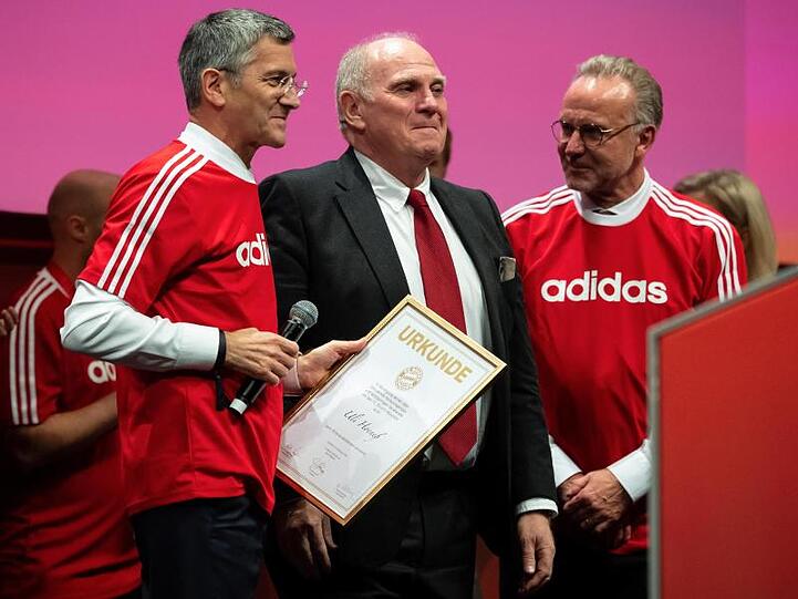 Uli Hoeneß eingerahmt von seinem Nachfolger Herbert Hainer (l) und Bayern-Vorstandschef Karl-Heinz Rummenigge.
