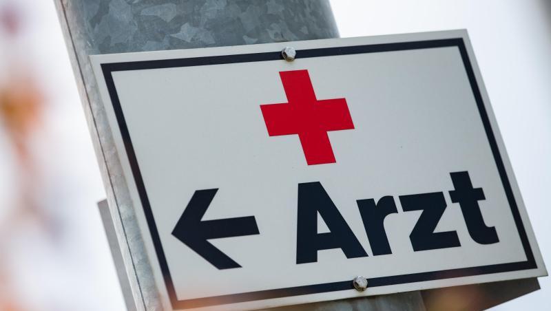 Ein Schild mit der Aufschrift "Arzt" hängt an einer Straßenlaterne. Foto: Tom Weller/dpa/Archiv/Symbolbild Ein Schild mit der Aufschrift "Arzt" hängt an einer Straßenlaterne. Foto: Tom Weller/dpa/Archiv/Symbolbild