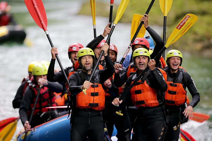 Volle Action! Die Löwen hatten sichtlich Spaß beim Wildwasser-Rafting auf der Salzach.