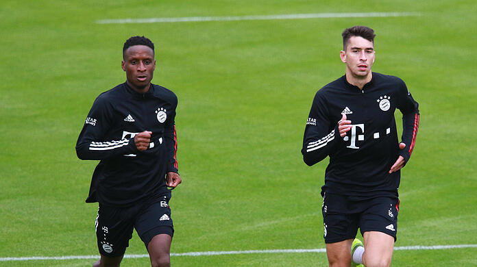 Erste Trainingseinheit als Bayern-Spieler: Bouna Sarr (l.) und Marc Roca am Dienstag.