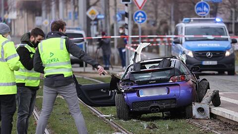 Ein Autofahrer ist in Leipzig in eine Menschengruppe gefahren und hat zwei Menschen getötet. Zwei weitere Personen seien sehr schwer verletzt worden, wie die Polizei mitteilte.