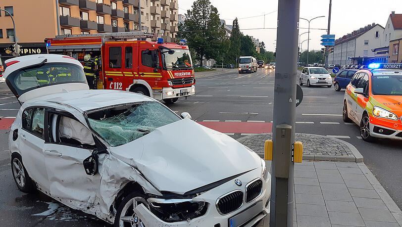 Die Ampelanlage der Kreuzung ist nach dem Unfall ausgefallen. Die Ampelanlage der Kreuzung ist nach dem Unfall ausgefallen.