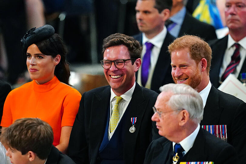 Prinzessin Eugenie und Ehemann Jack Brooksbank sitzen neben Prinz Harry und Meghan