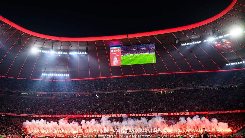 Fans des FC Bayern München zünden Pyrotechnik im Fanblock. (Archivbild) Fans des FC Bayern München zünden Pyrotechnik im Fanblock. (Archivbild)