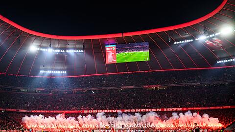 Fans des FC Bayern M&uuml;nchen z&uuml;nden Pyrotechnik im Fanblock. (Archivbild)