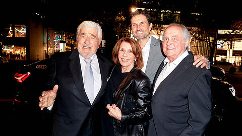 Simon Verhoeven mit seinen Eltern Senta Berger und Michael Verhoeven (&dagger;2024) sowie Mario Adorf