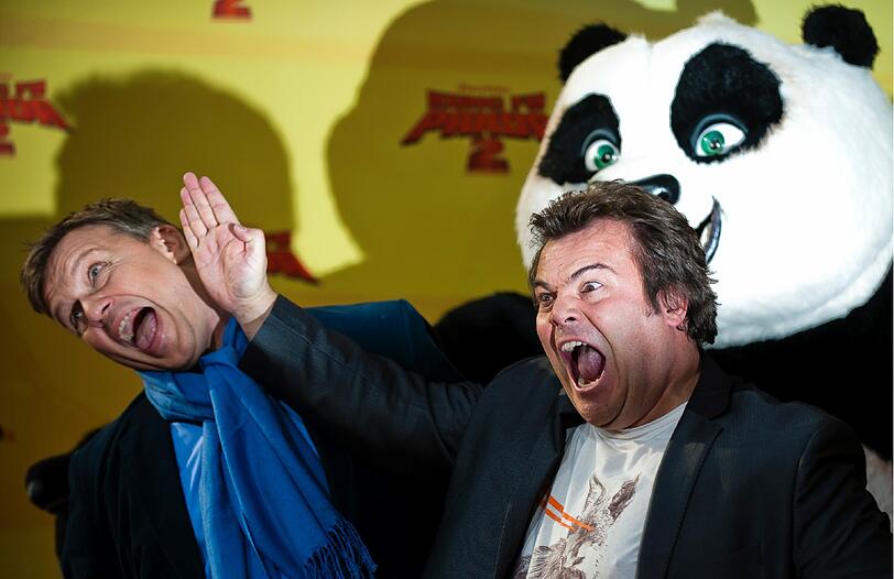 Susan Sideropoulos ist schwanger wie Panda: Auf dem roten Teppich in Berlin präsentiert die Schauspielerin ihren Baby-Bauch. Hape Kerkeling und Jack Black liefern sich einen Kampf für die Fotografen. Die Bilder von der Filpremiere für den Animationsfilm "Kung Fu Panda 2".