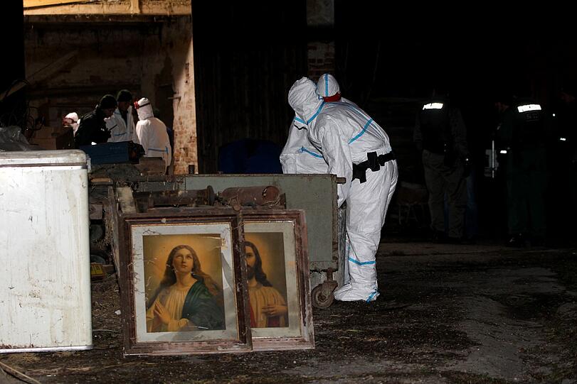 Mitarbeiter der Spurensicherung durchsuchen gestern eine Scheune in Friedberg nach weiteren Beweismitteln