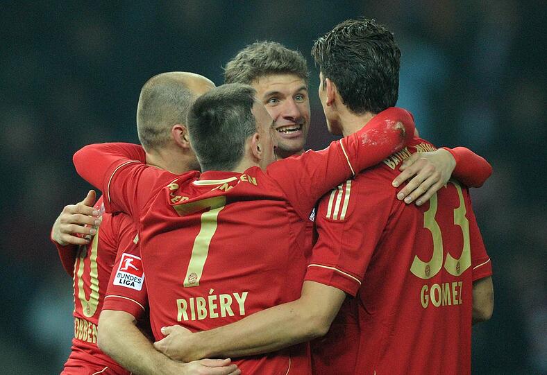 Vier gewinnt: Thomas Müller freut sich mit Arjen Robben, Franck Ribéry und Mario Gomez (v.l.). Macht aber auch Spaß zurzeit bei den Bayern. Ihre gute Form wollen sie auch im Pokalhalbfinale gegen Gladbach halten. Foto: dpa