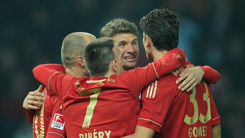 Vier gewinnt: Thomas Müller freut sich mit Arjen Robben, Franck Ribéry und Mario Gomez (v.l.). Macht aber auch Spaß zurzeit bei den Bayern. Ihre gute Form wollen sie auch im Pokalhalbfinale gegen Gladbach halten. Foto: dpa
