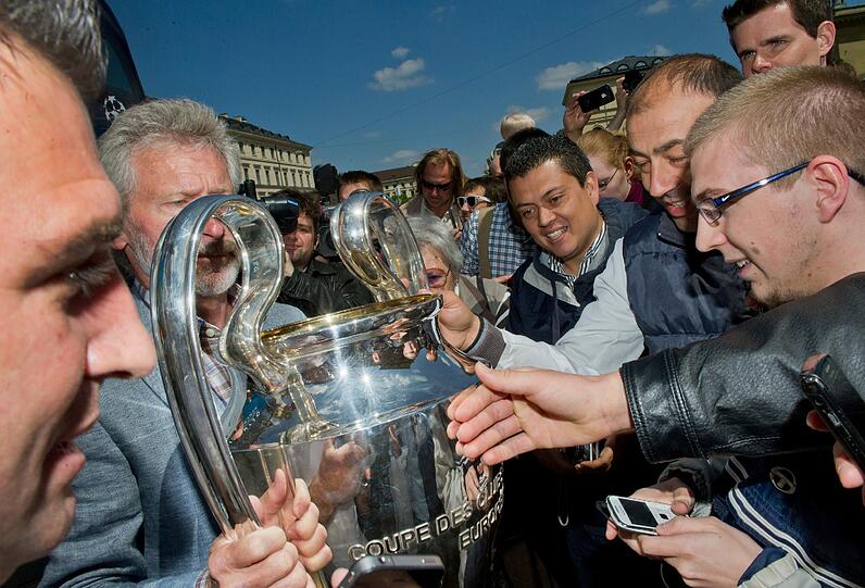 Da ist das Ding! Bei der "Trophy Bus Parade" der UEFA tourt das Objekt der Begierde, der Champions League-Pokal, am Montag gemeinsam mit zahlreichen Promis durch München - sehen Sie hier die Bilder.