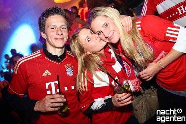 Mit Trikots, Schals und Flaggen kamen die Bayern-Fans in den Neuraum, um bei "Rock & Roll Baby" weiterzufeiern. Mehr Bilder unter: www.nachtagenten.de