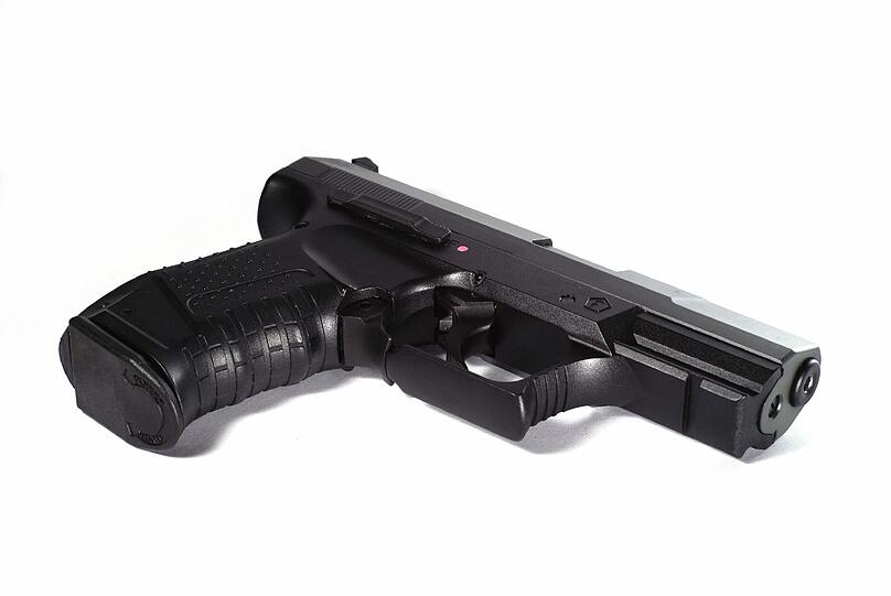 Der Täter war mit einer Walther P99 bewaffnet, die Schusswaffe stellte sich später als Attrappe heraus.