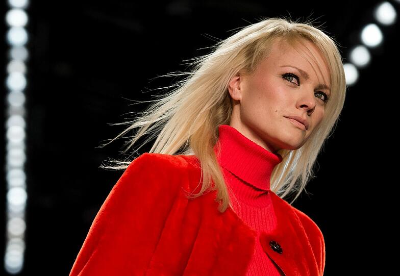 Bei der Arbeit: Franziska Knuppe auf dem Laufsteg des Labels Riani