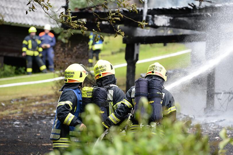 Rund 60 Feuerwehrleute waren bei dem Brand im Einsatz.