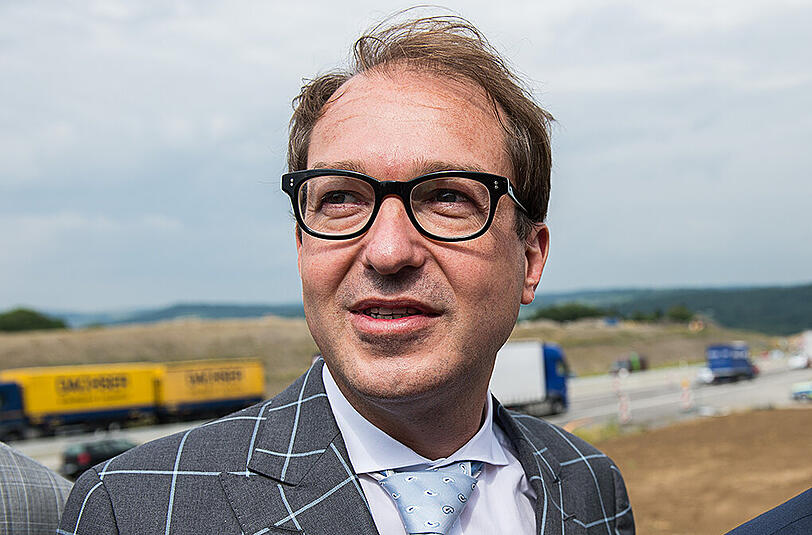 Alexander Dobrindt plant ein milliardenschweres Programm zur Sanierung von Straßen und Brücken.