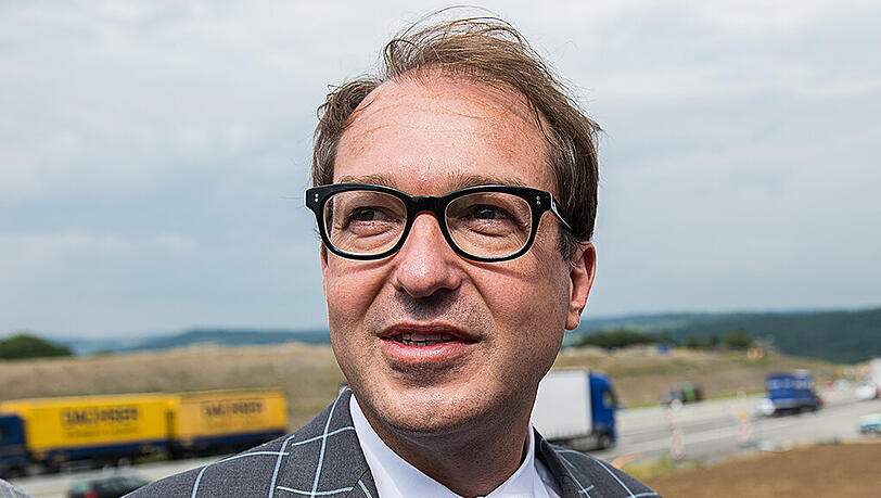 Alexander Dobrindt plant ein milliardenschweres Programm zur Sanierung von Straßen und Brücken. Alexander Dobrindt plant ein milliardenschweres Programm zur Sanierung von Straßen und Brücken.