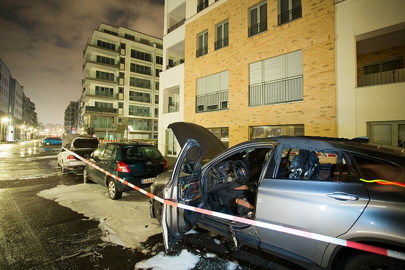 Schwere Randale in Kreuzberg: Vier Autos wurden angezündet.