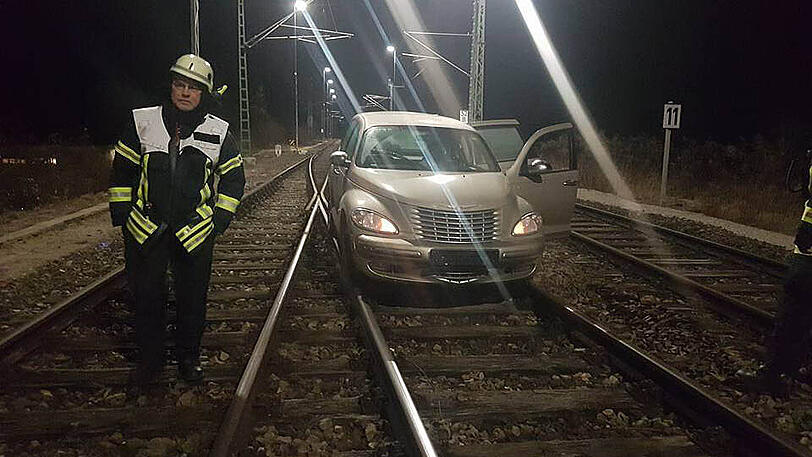 Mitten in der Nacht fuhr der Chrysler-Fahrer auf die Gleise - bis er stecken blieb. Die Feuerwehr musste ihn retten.