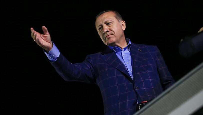 Recep Tayyip Erdogan wird bei einem Sonderparteitag wieder zum Vorsitzenden der AKP gewählt. Recep Tayyip Erdogan wird bei einem Sonderparteitag wieder zum Vorsitzenden der AKP gewählt.