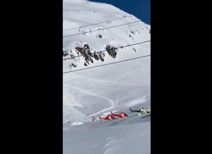 Andermatt: Ein Rettungsteam mit Helikoptern nimmt an der Suchaktion teil. Die Lawine ist auf eine Skipiste niedergegangen.