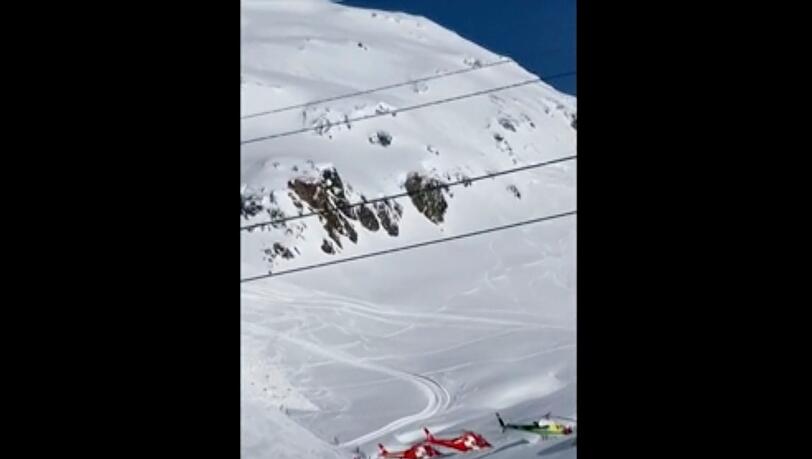 Andermatt: Ein Rettungsteam mit Helikoptern nimmt an der Suchaktion teil. Die Lawine ist auf eine Skipiste niedergegangen. Andermatt: Ein Rettungsteam mit Helikoptern nimmt an der Suchaktion teil. Die Lawine ist auf eine Skipiste niedergegangen.