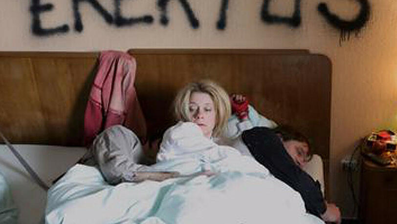 "Mord mit Aussicht": Sophie wacht nach einer wilden Party am nächsten Morgen auf: Filmriss! "Mord mit Aussicht": Sophie wacht nach einer wilden Party am nächsten Morgen auf: Filmriss!